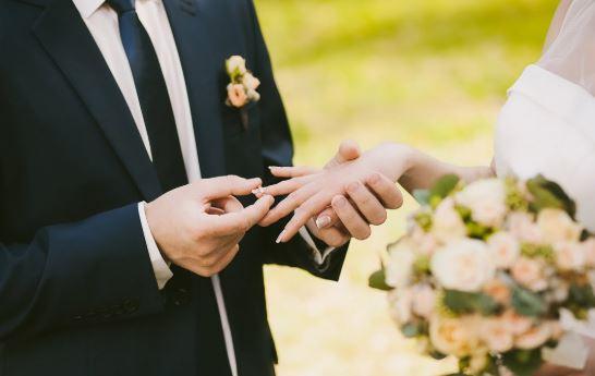 Trao nhẫn cưới ở nhà trai hay nhà gái thì đúng theo phong tục?